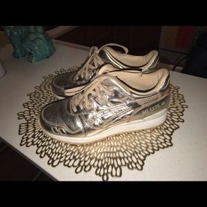 ✨metallic gold ASICS gel lyte IIIs✨